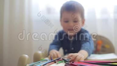 小男孩不想学画画，用铅笔转动桌子
